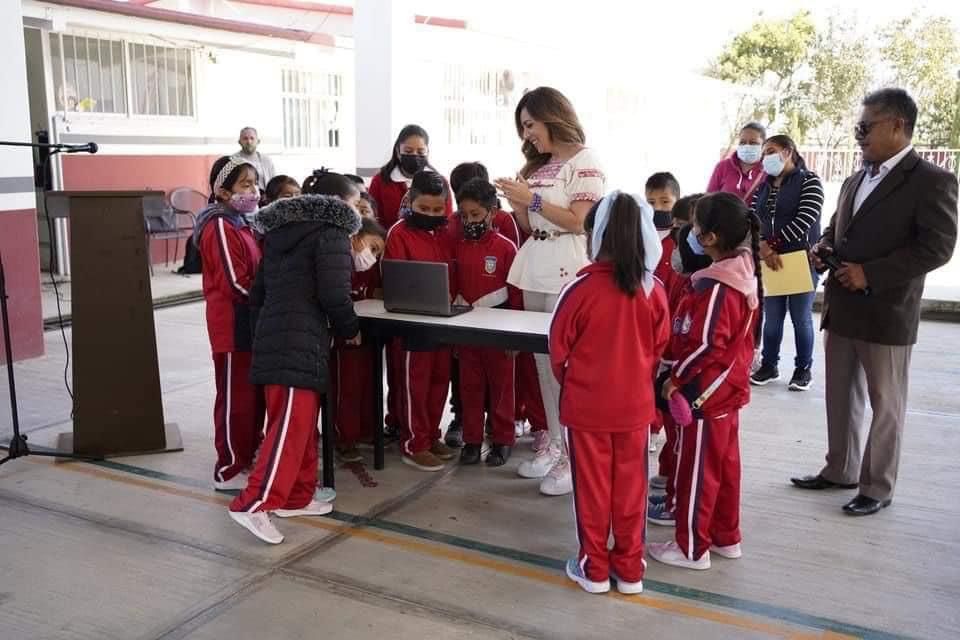 Cumple Dulce Silva sus compromisos con la educación